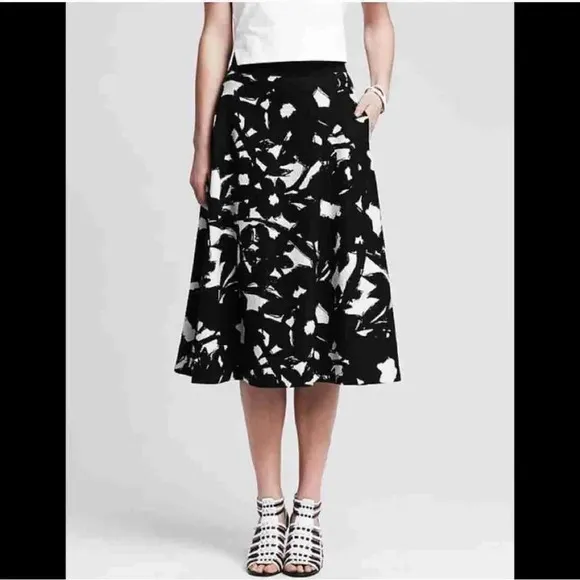 Banana Republic Black Floral Midi Skirt Pleated  Size 12