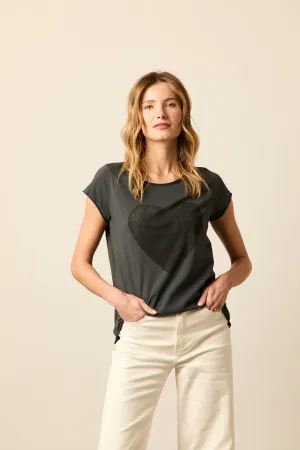 Camiseta básica gris con corazón negro