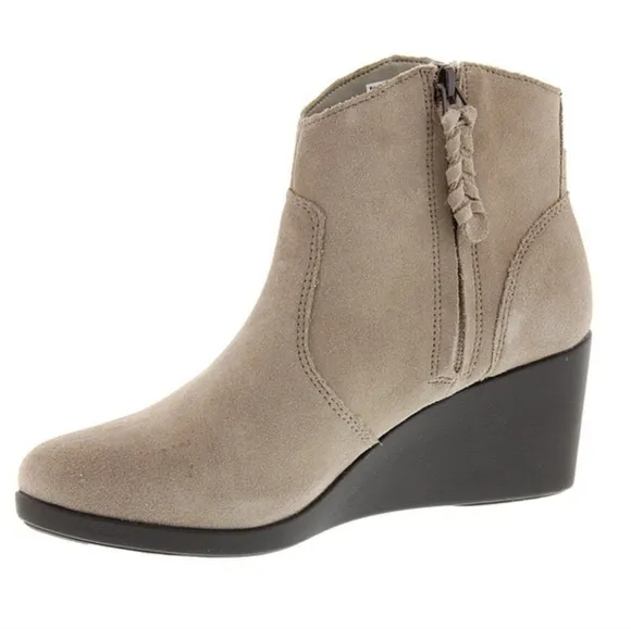 CROCS Boots Womens Leigh Suede Wedge Bootie sz 7