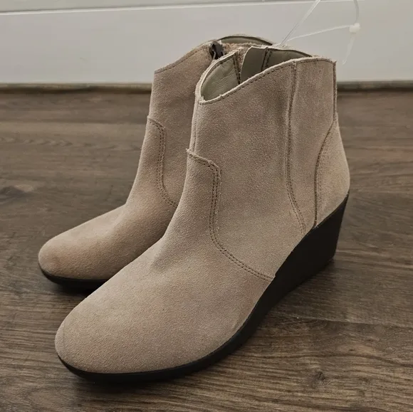 CROCS Boots Womens Leigh Suede Wedge Bootie sz 7