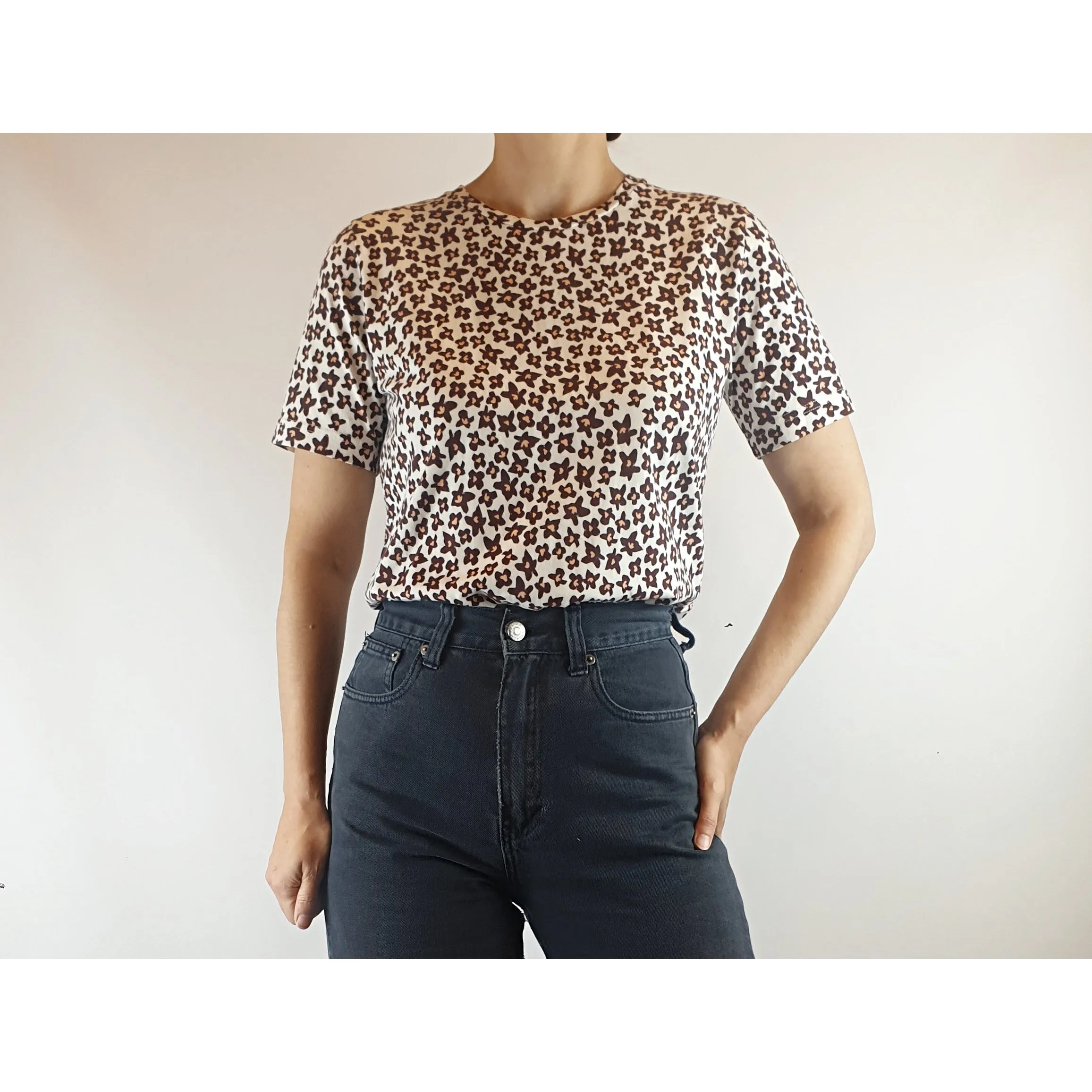 Gorman white tee with tiny dark red flower print size 8