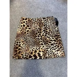 Jones New York Petite Skirt Size 6 Brown Leopard Print Knee Length