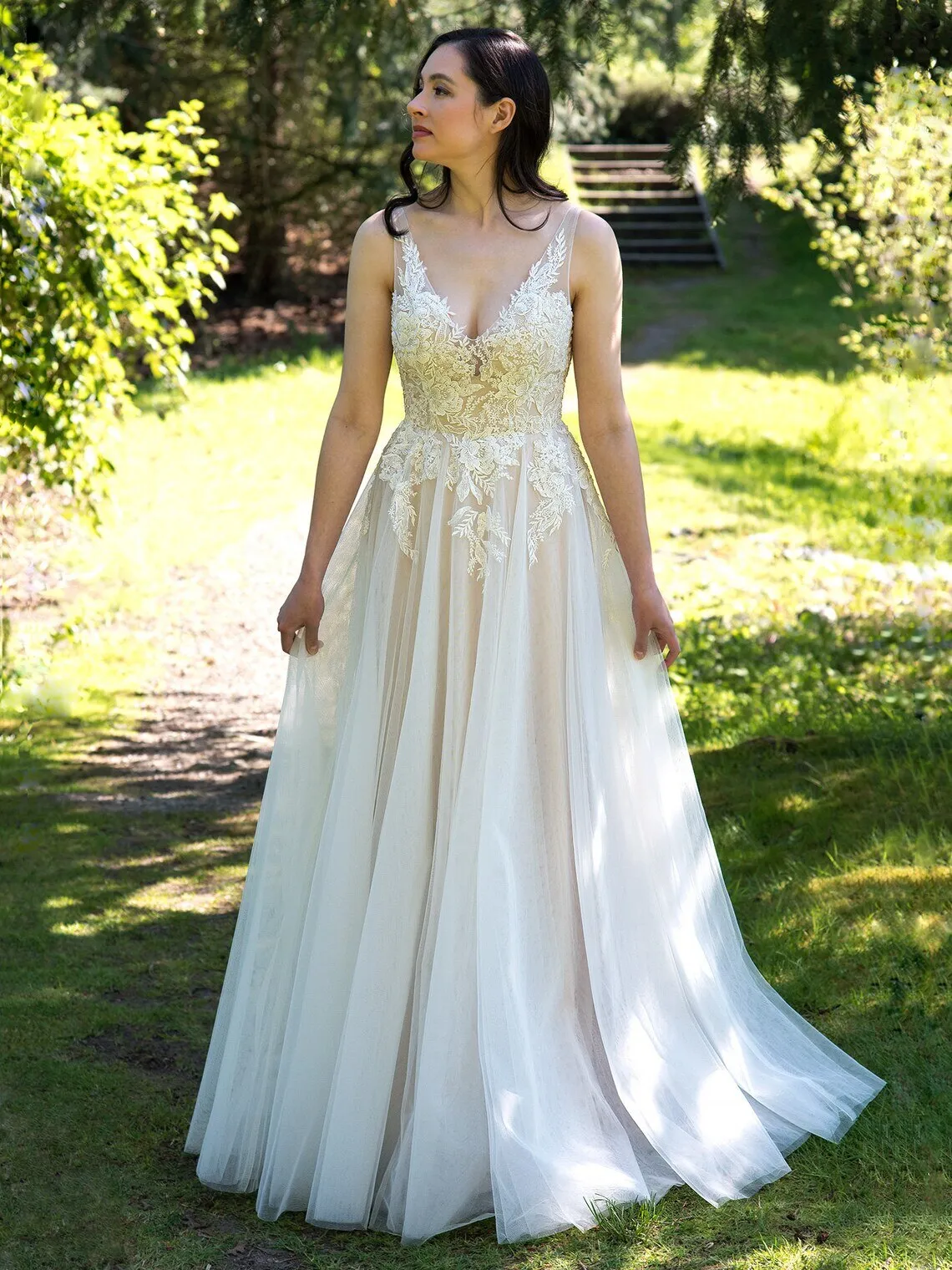Lace Applique Wedding Dress V Neck Backless A Line Tulle Long Bridal Gown