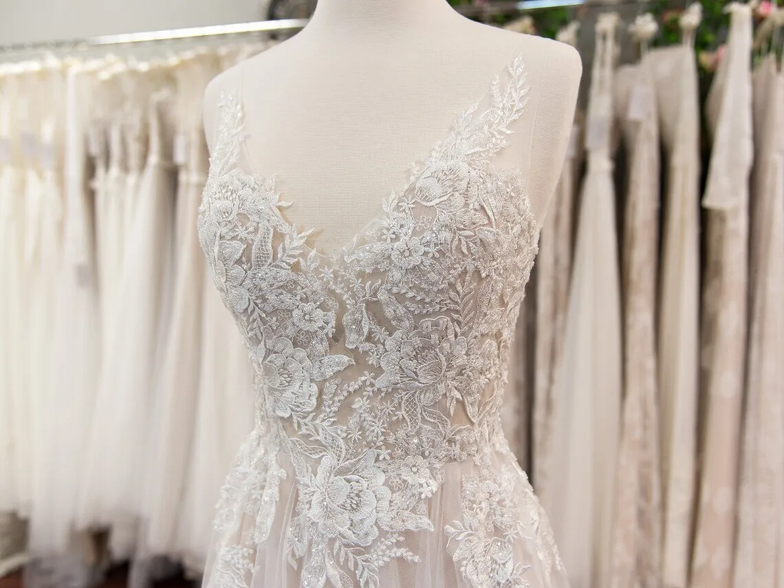 Lace Applique Wedding Dress V Neck Backless A Line Tulle Long Bridal Gown