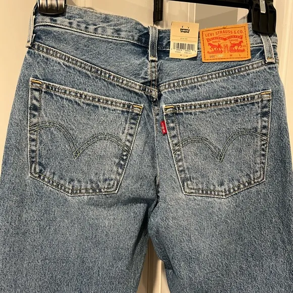 LEVI'S WOMEN'S 501® MEDIUM WASH FIELD NOTES STRAIGHT JEANS. NWT