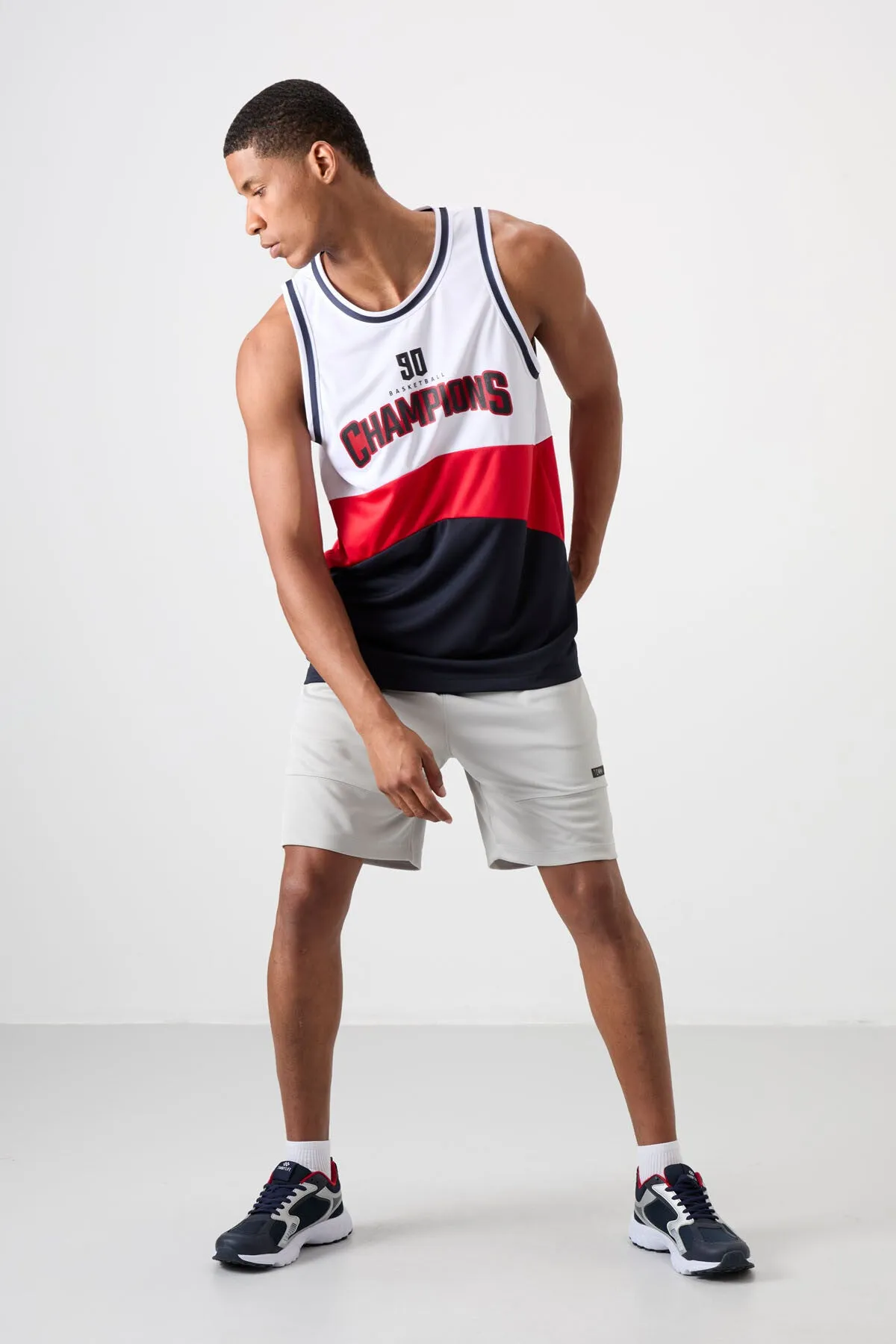 <tc>Débardeur de basket-ball pour homme en polyester, tissu respirant, léger, flexible et à coupe standard - 88395.

</tc>