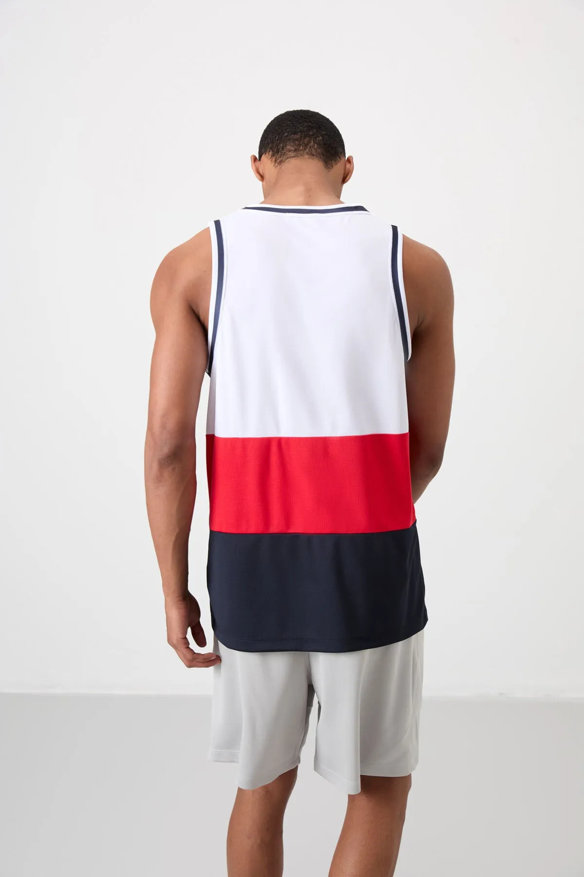 <tc>Débardeur de basket-ball pour homme en polyester, tissu respirant, léger, flexible et à coupe standard - 88395.

</tc>