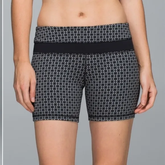 Lululemon Geometric Printed Black Gray shorts Groove Short *Full-On Luon
