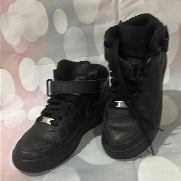 Nike mid Air Force 1 Black Leather Mid-Top Sneakers