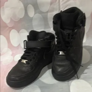 Nike mid Air Force 1 Black Leather Mid-Top Sneakers