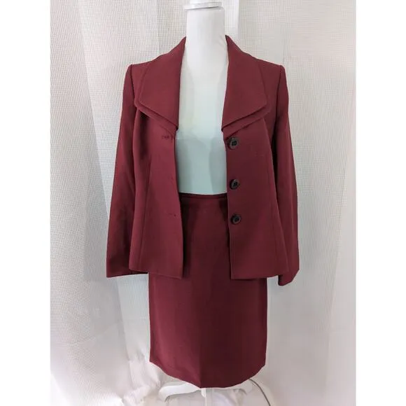 NWOT! LE SUIT! RICH BURGUNDY RED FITTED DOUBLE COLLARED SKIRT SUIT SET! SZ 10
