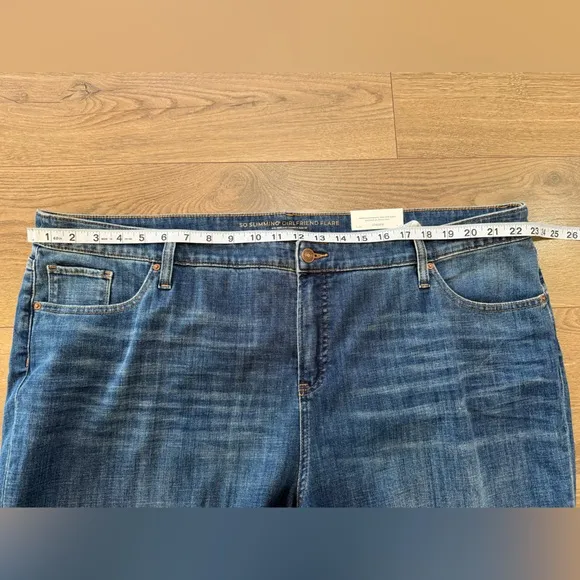 NWT Chico’s So Slimming Girlfriend Flare Stretch Jeans Size 4 (20 Regular)