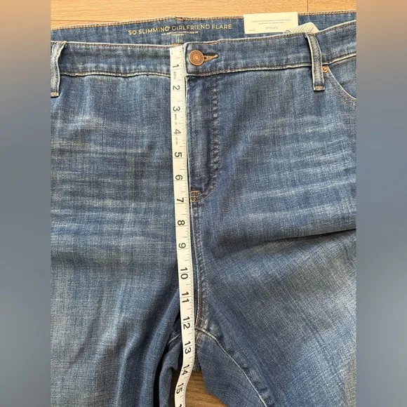 NWT Chico’s So Slimming Girlfriend Flare Stretch Jeans Size 4 (20 Regular)