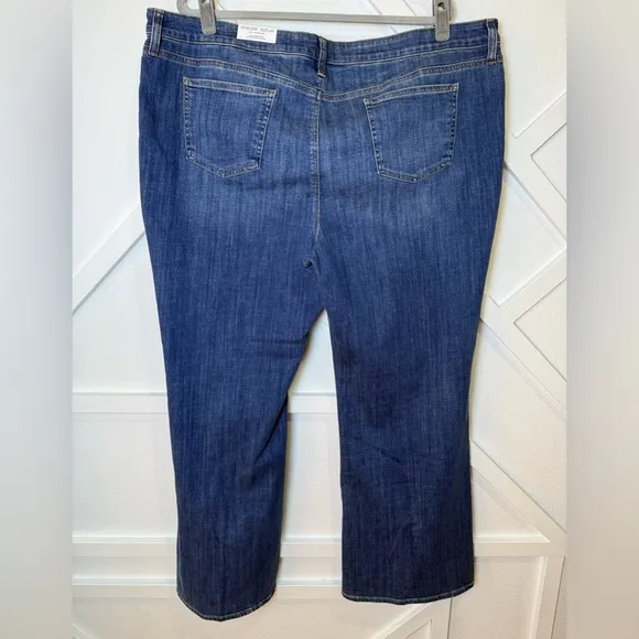 NWT Chico’s So Slimming Girlfriend Flare Stretch Jeans Size 4 (20 Regular)