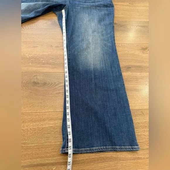NWT Chico’s So Slimming Girlfriend Flare Stretch Jeans Size 4 (20 Regular)
