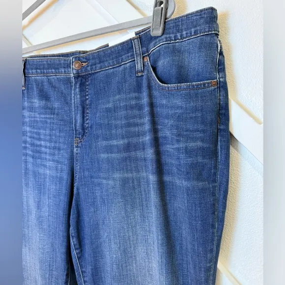 NWT Chico’s So Slimming Girlfriend Flare Stretch Jeans Size 4 (20 Regular)