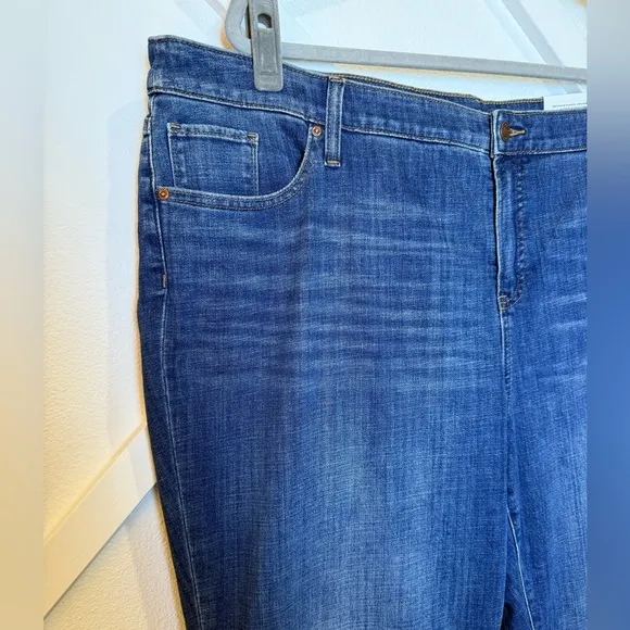 NWT Chico’s So Slimming Girlfriend Flare Stretch Jeans Size 4 (20 Regular)