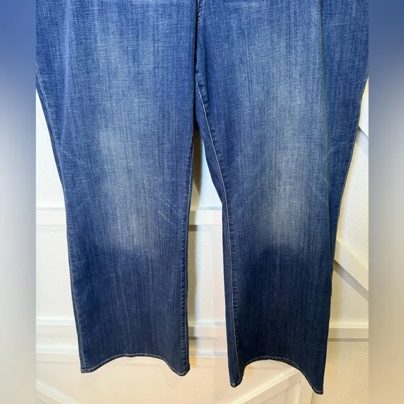 NWT Chico’s So Slimming Girlfriend Flare Stretch Jeans Size 4 (20 Regular)