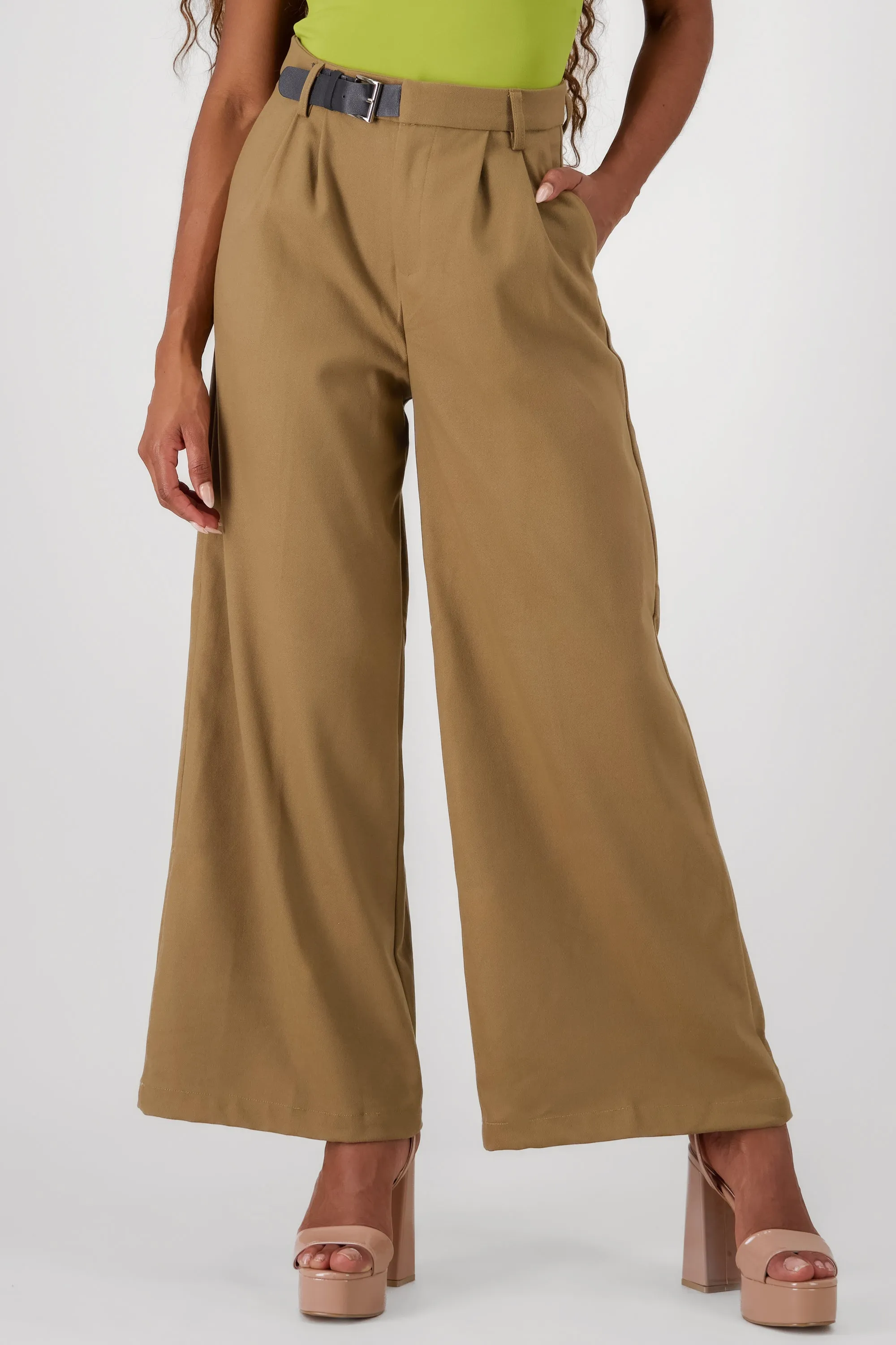 Pantalon amplio detalle cinturon pretina