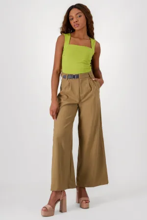 Pantalon amplio detalle cinturon pretina