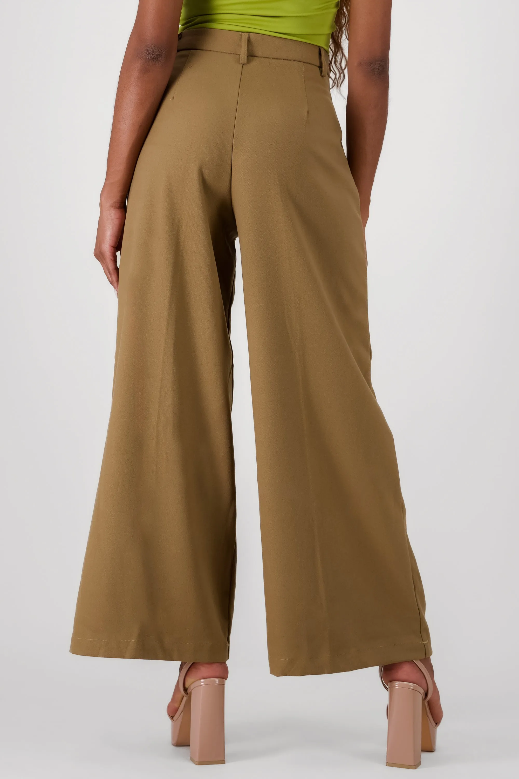 Pantalon amplio detalle cinturon pretina