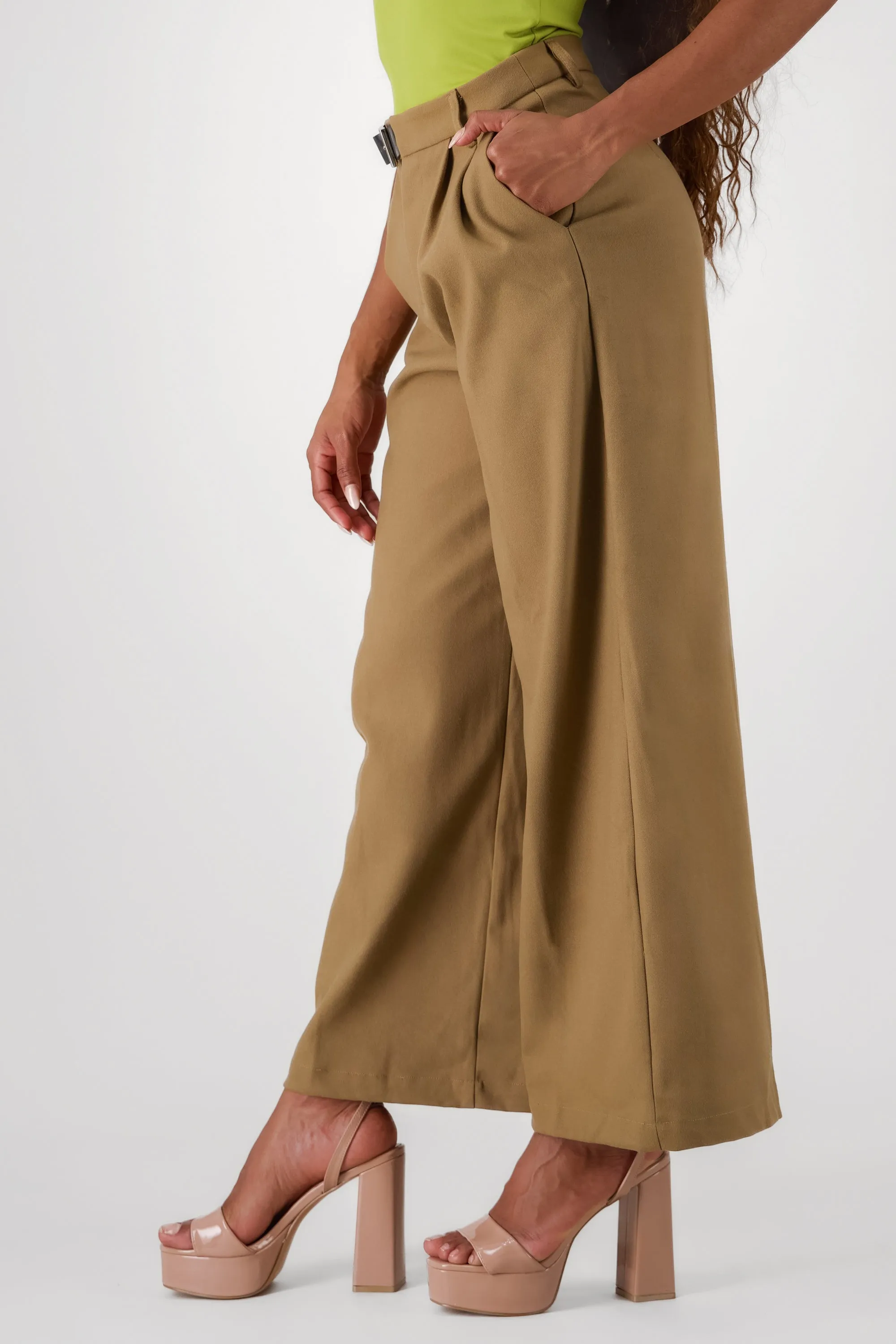 Pantalon amplio detalle cinturon pretina
