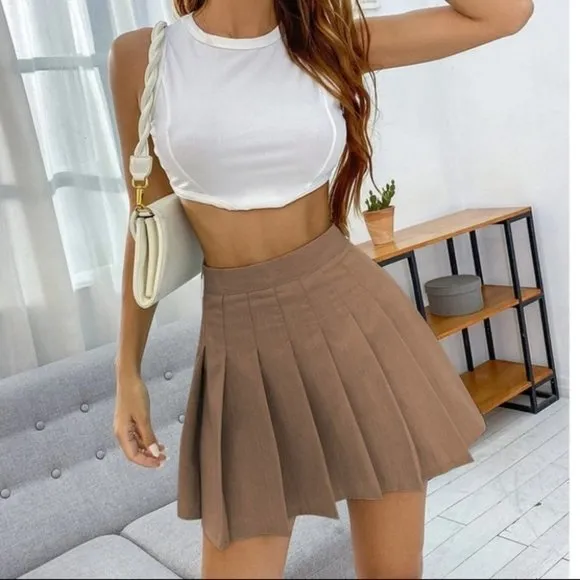 pleated mini skirt fall winter chic trending preppy brown