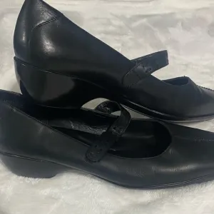 Rockport black leather pump Size 9.