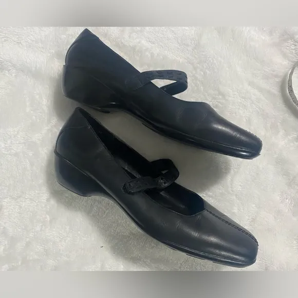 Rockport black leather pump Size 9.