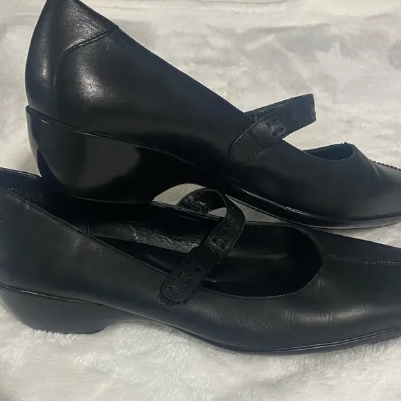 Rockport black leather pump Size 9.