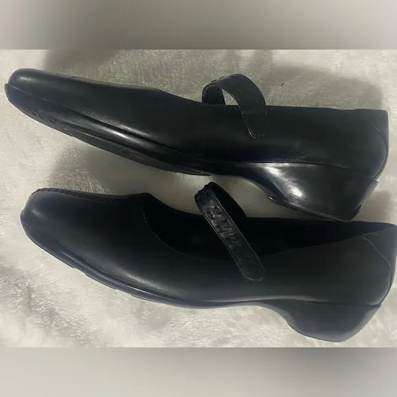 Rockport black leather pump Size 9.