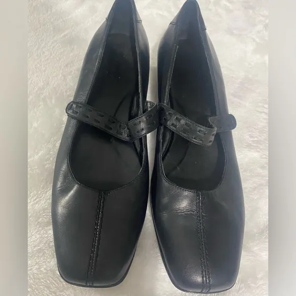 Rockport black leather pump Size 9.