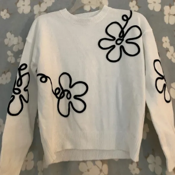 Sguiggly lines floral white sweater