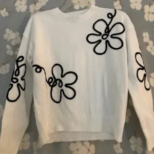 Sguiggly lines floral white sweater