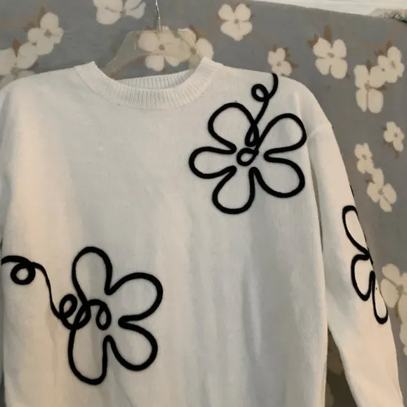 Sguiggly lines floral white sweater