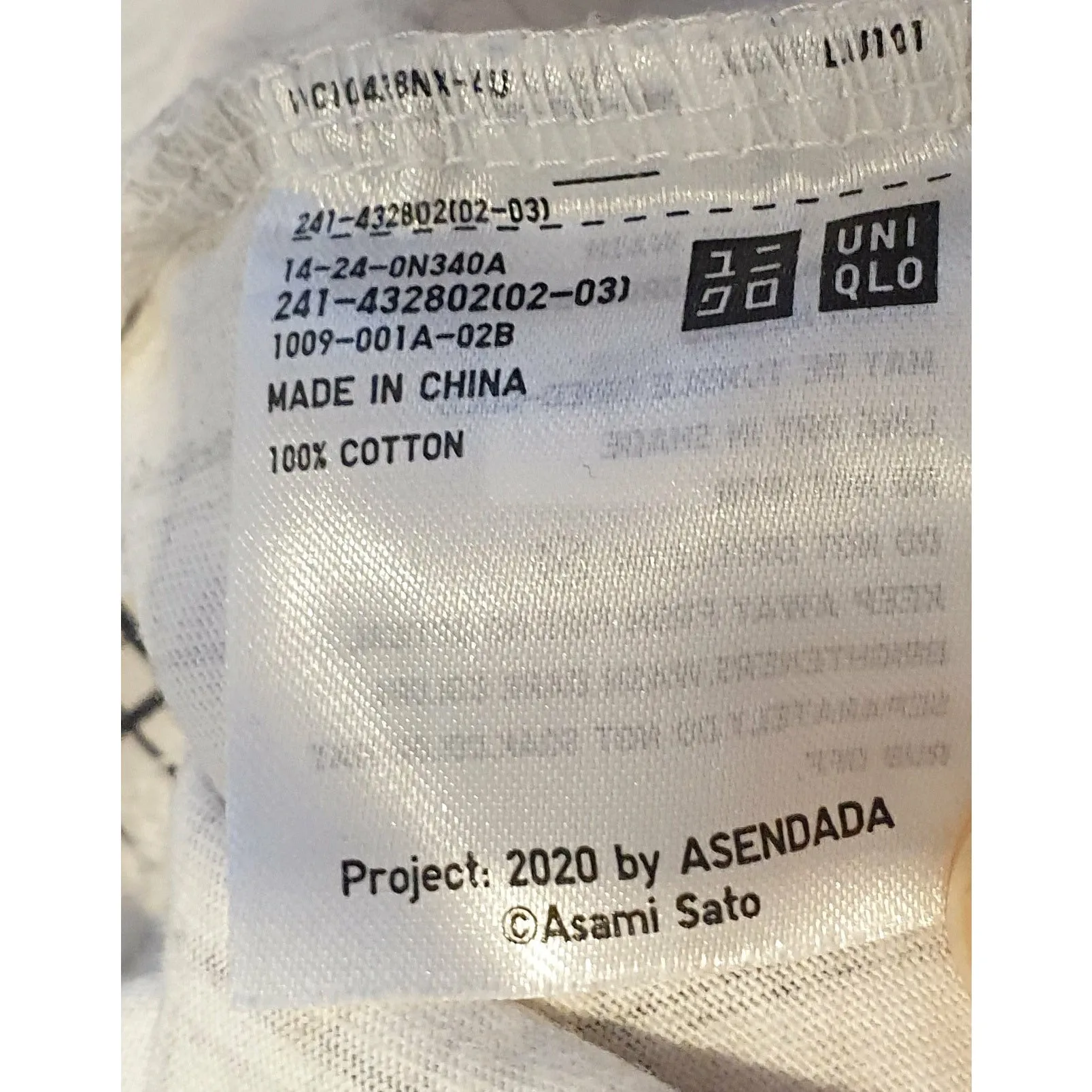 The Art of Textiles x Uniqlo white tee shirt with black line print size XL (best fits 16)
