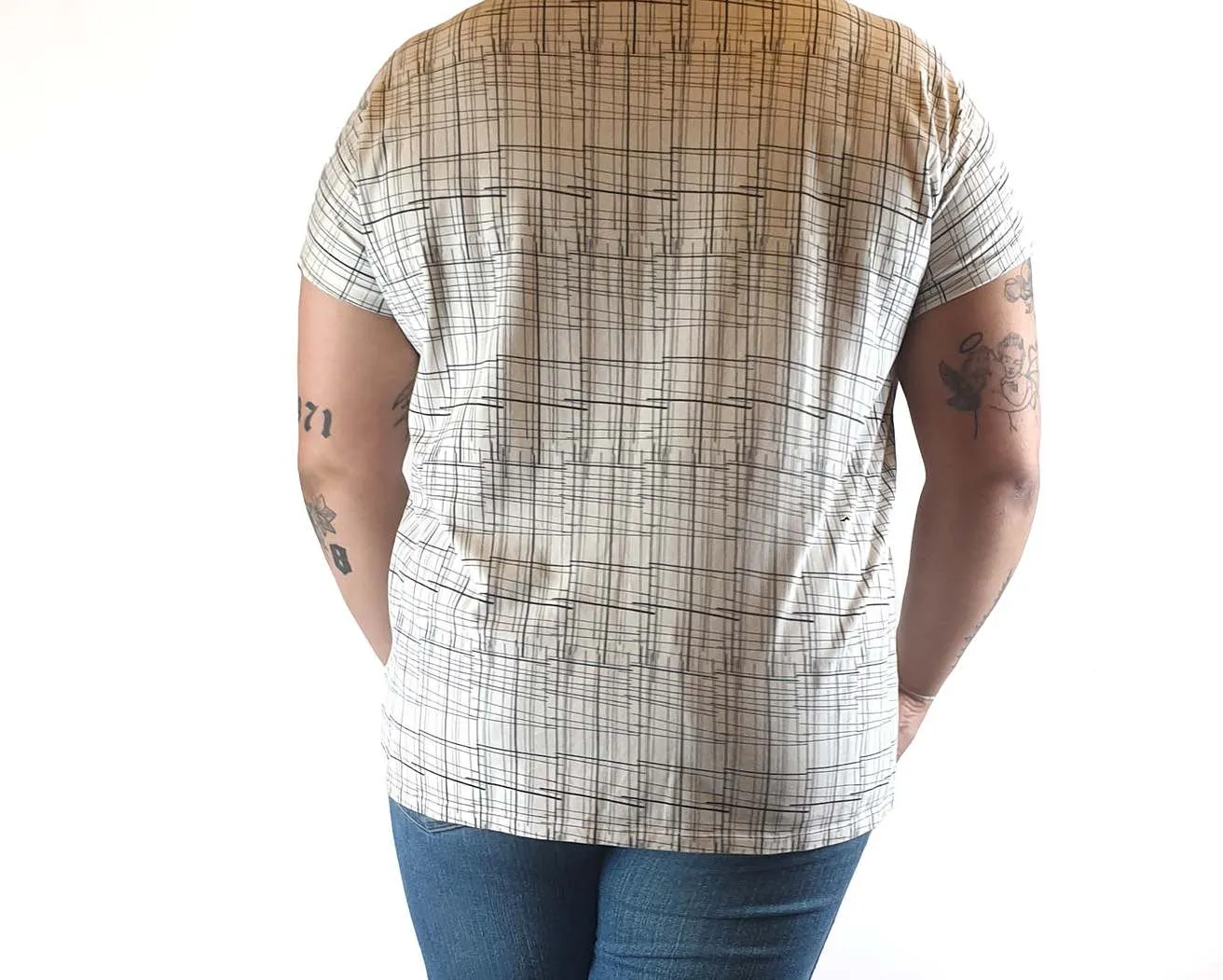 The Art of Textiles x Uniqlo white tee shirt with black line print size XL (best fits 16)
