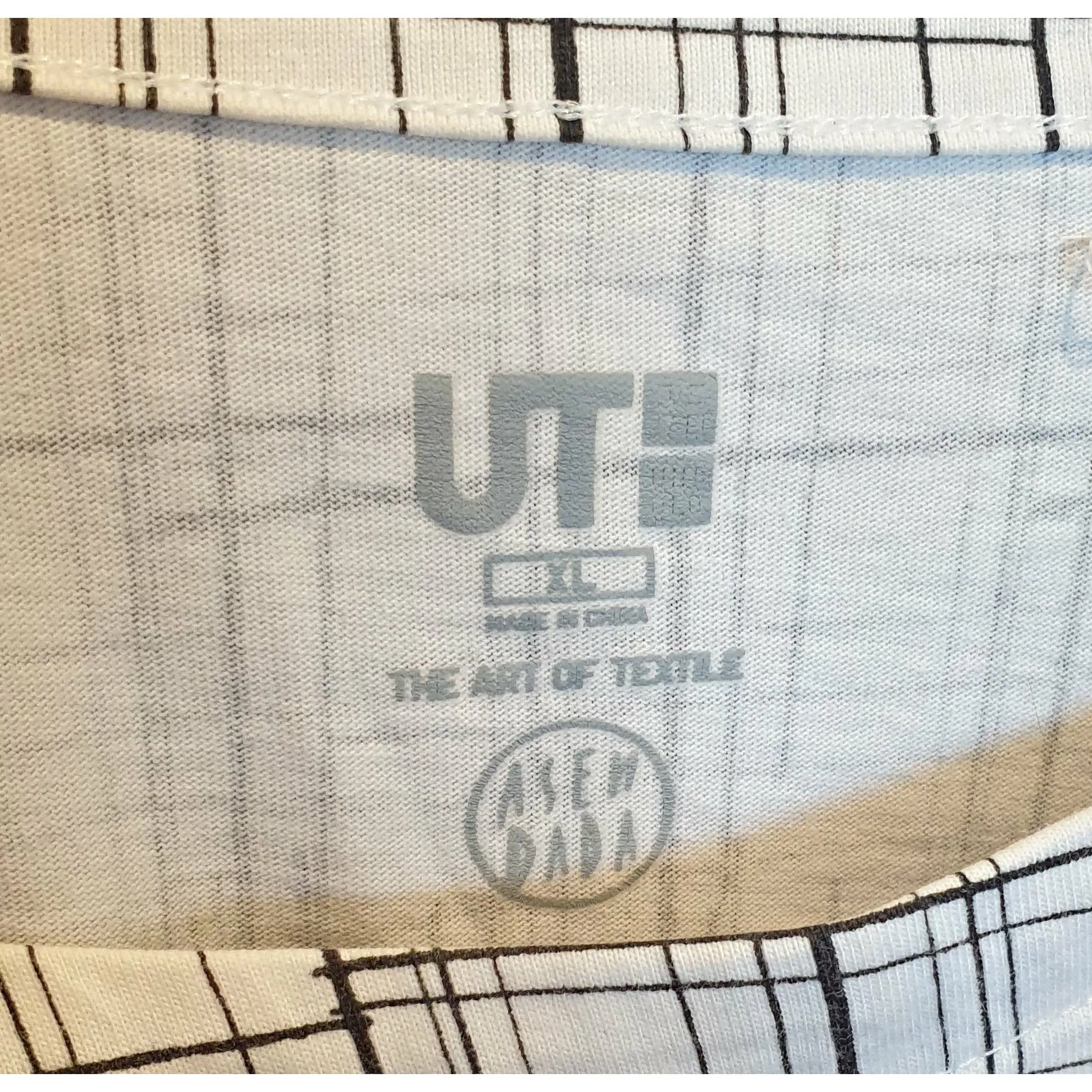 The Art of Textiles x Uniqlo white tee shirt with black line print size XL (best fits 16)